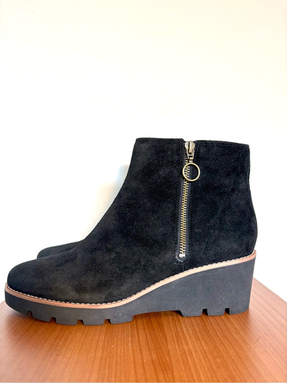 Vionic Hazal Water Repellent Suede Ankle Boots Wedge Heel US Women's size 9.5